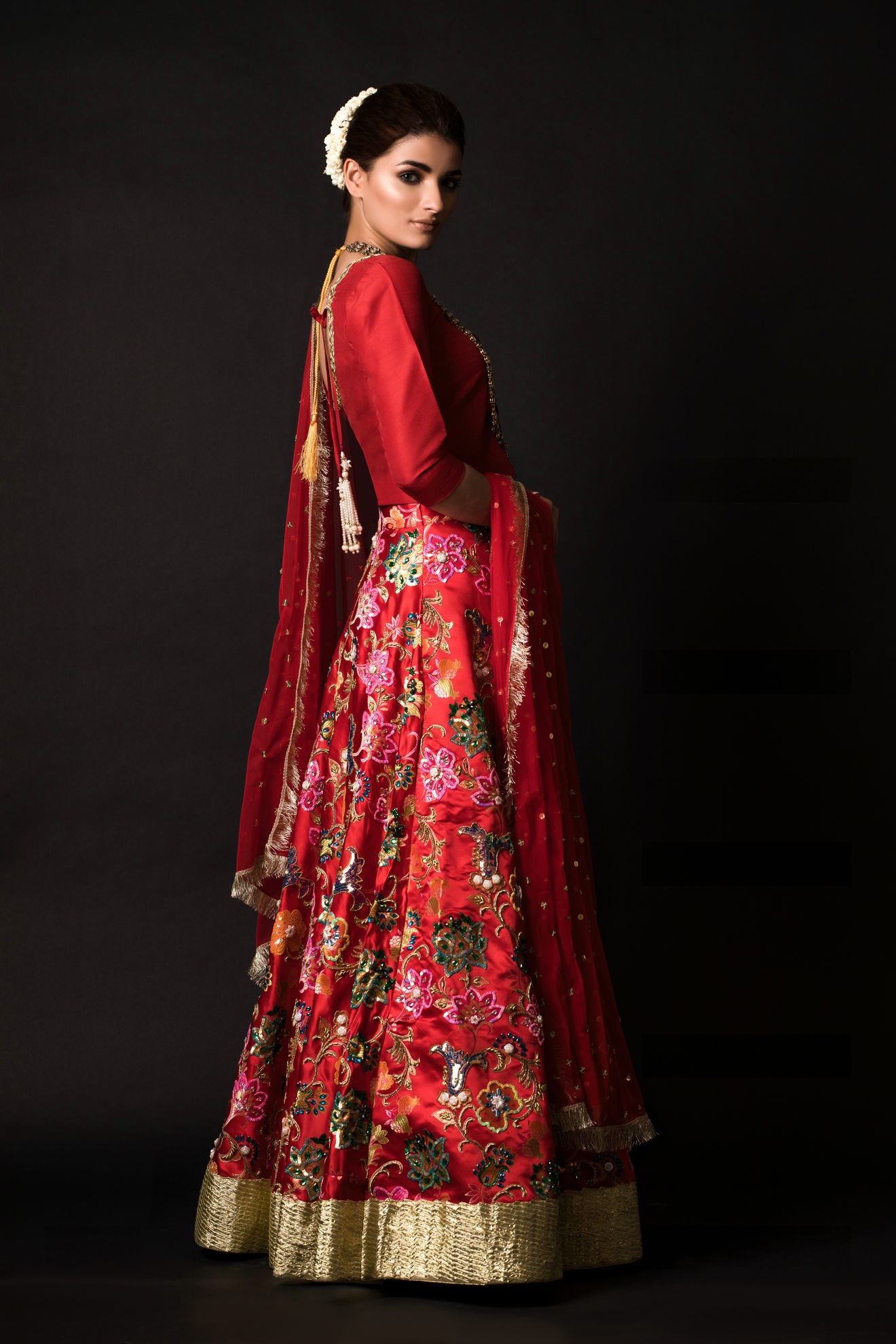 SANOBER AZFAR | Sanoberazfar | Lal lehenga